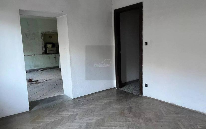 Bilocale da ristrutturare, primo piano, Strona