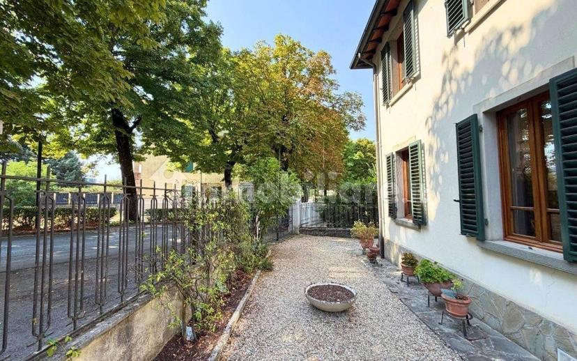 Villa bifamiliare viale Eduino Francini, Centro, Sansepolcro — foto 4 di 51