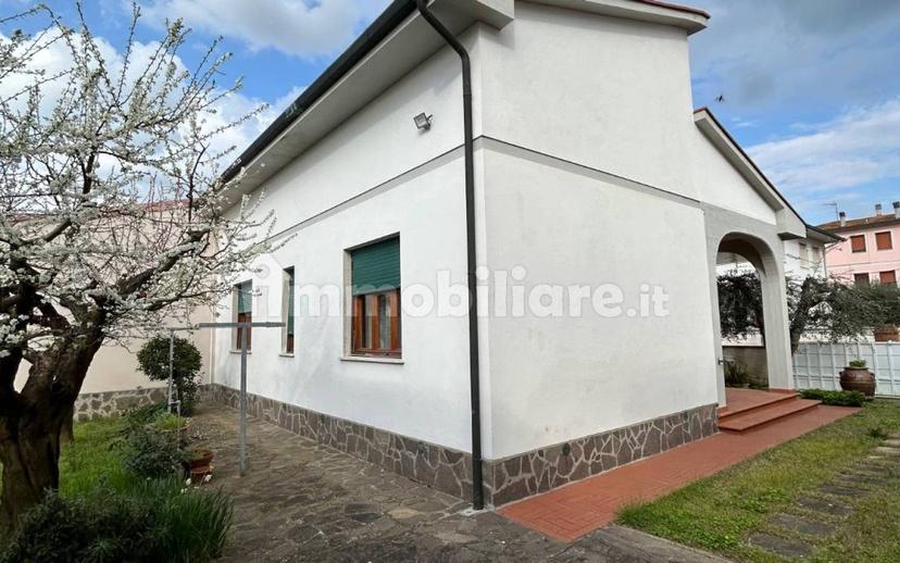Villa a schiera via Pinocchio 70, Giardino, Ponsacco — foto 3 di 20