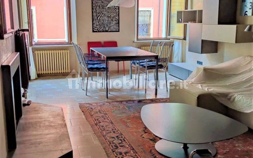 Trilocale ottimo stato, primo piano, Centro, Mantova