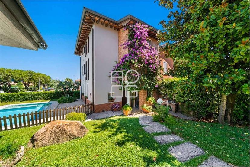 Villa unifamiliare via Marconi, Desenzano Centro, Desenzano del Garda — foto 3 di 56