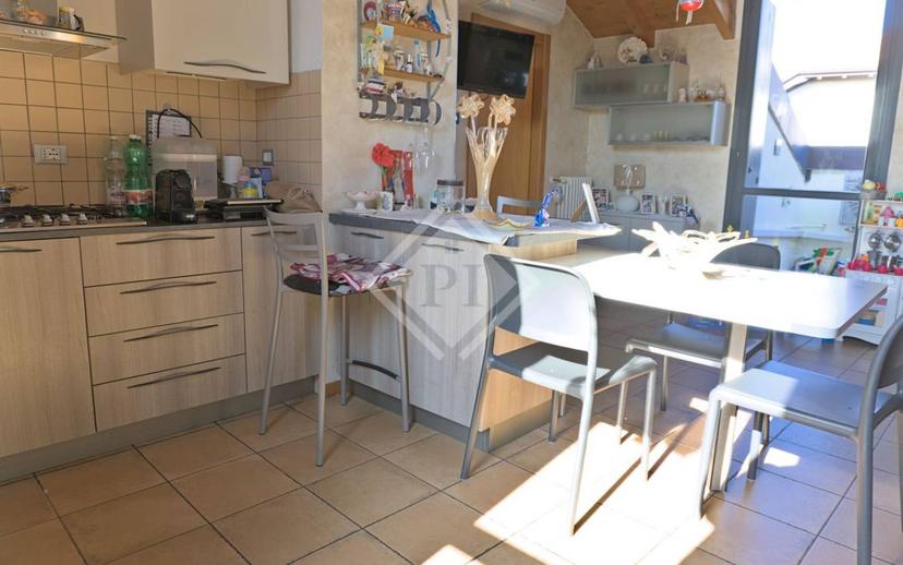 Trilocale ottimo stato, secondo piano, Centro, Vedano Olona — foto 2 di 11