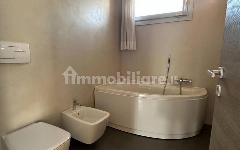 Trilocale via Solferino, Centro, Peschiera del Garda — foto 12 di 16