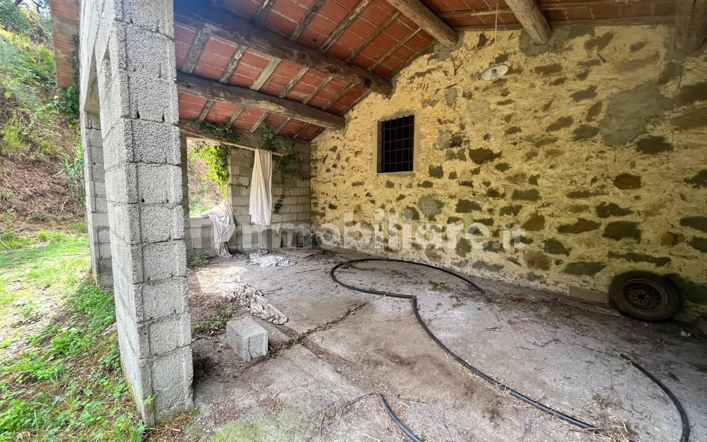Rustico, da ristrutturare, 180 m², Margine Coperta Traversagna, Massa e Cozzile