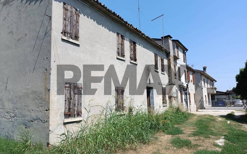 Rustico, da ristrutturare, 202 m², Stienta — foto 2 di 5