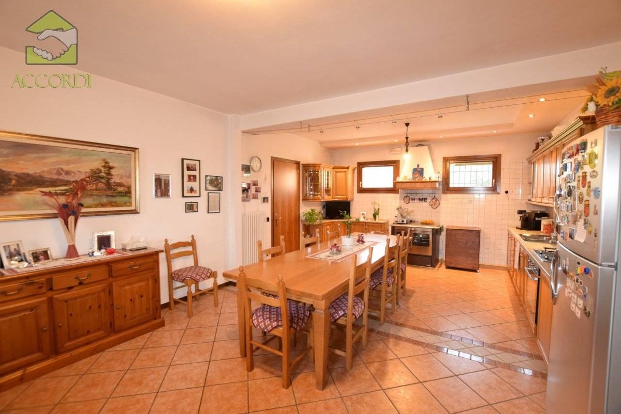 Villa unifamiliare, ottimo stato, 210 m², Centro, Volpago del Montello
