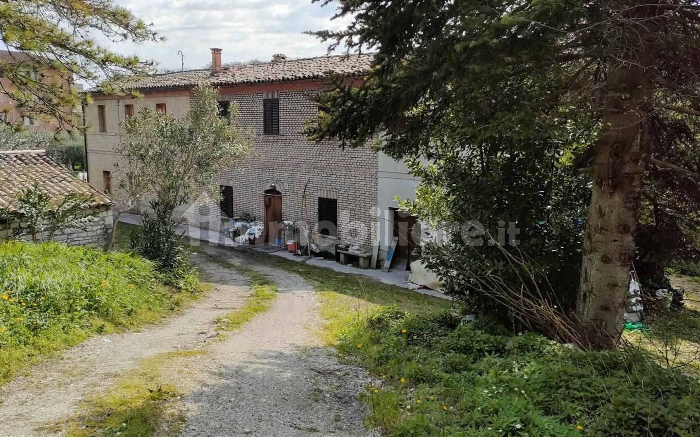 Terratetto unifamiliare 196 m², da ristrutturare, San Lazzaro, Fossombrone