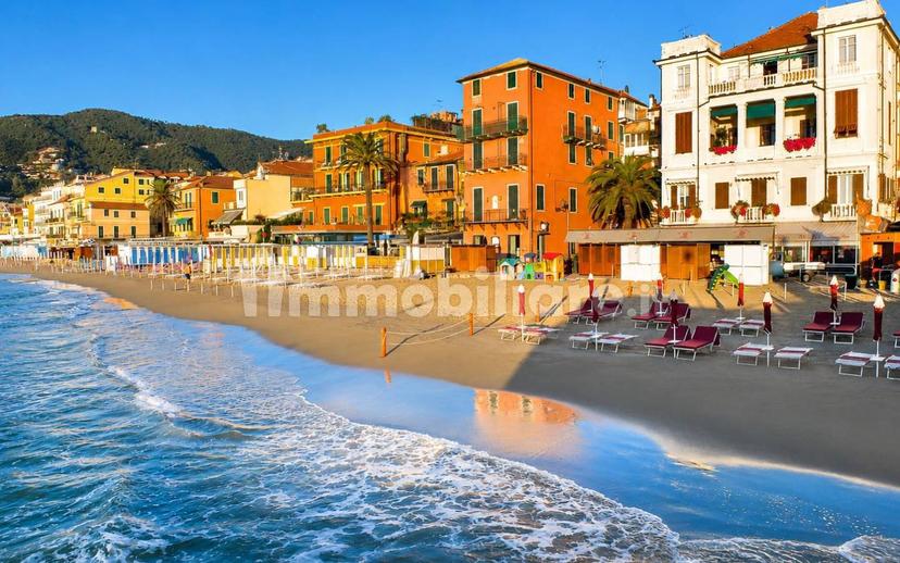Trilocale ottimo stato, piano terra, Borgo Coscia, Alassio