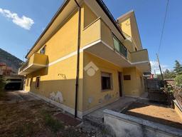 Quadrilocale via dei Martiri 93, Centro, Capistrello