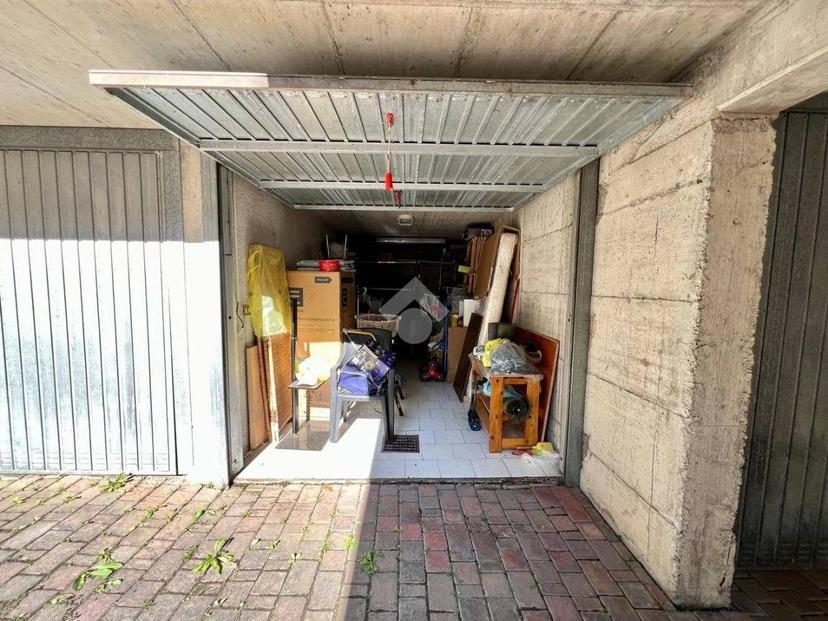Bilocale largo Partigiani 40, Centro, Onore