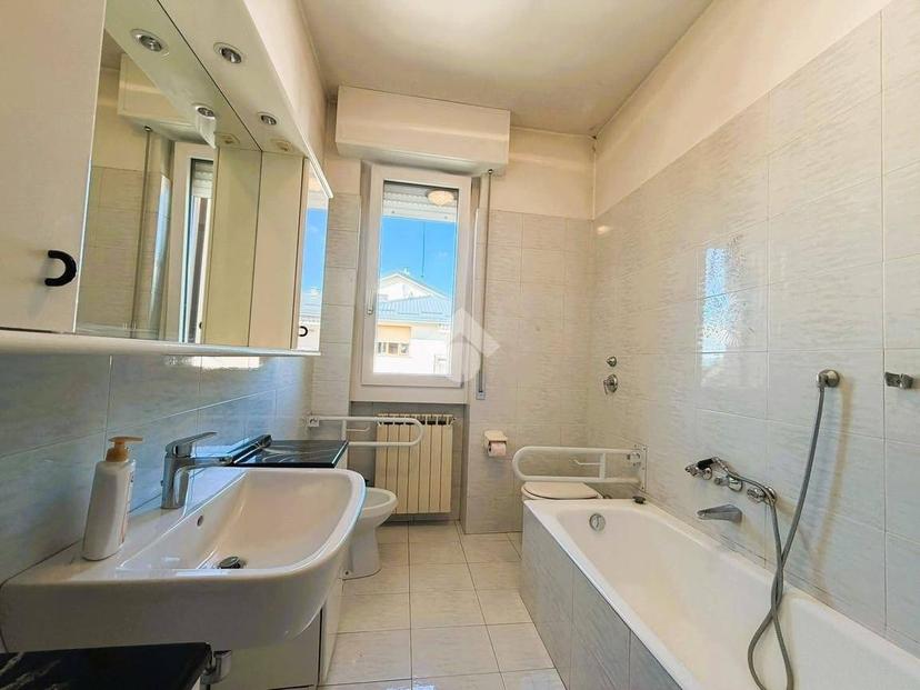 Trilocale via Piemonte 11, Centro, Bernareggio — foto 3 di 29