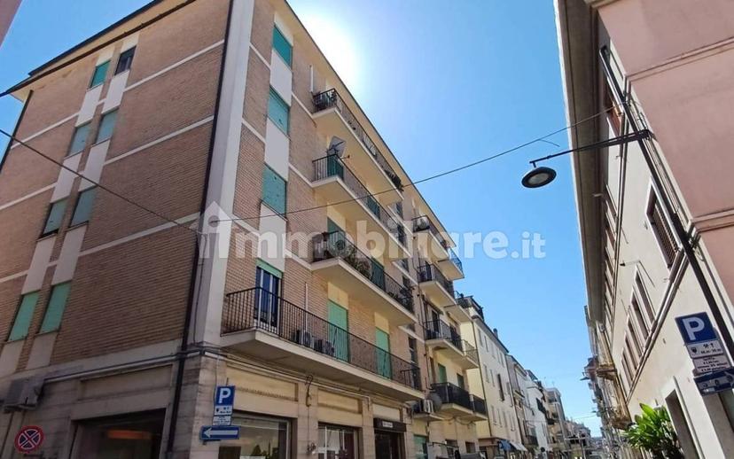 Appartamento buono stato, terzo piano, Centro, San Benedetto del Tronto — foto 5 di 11