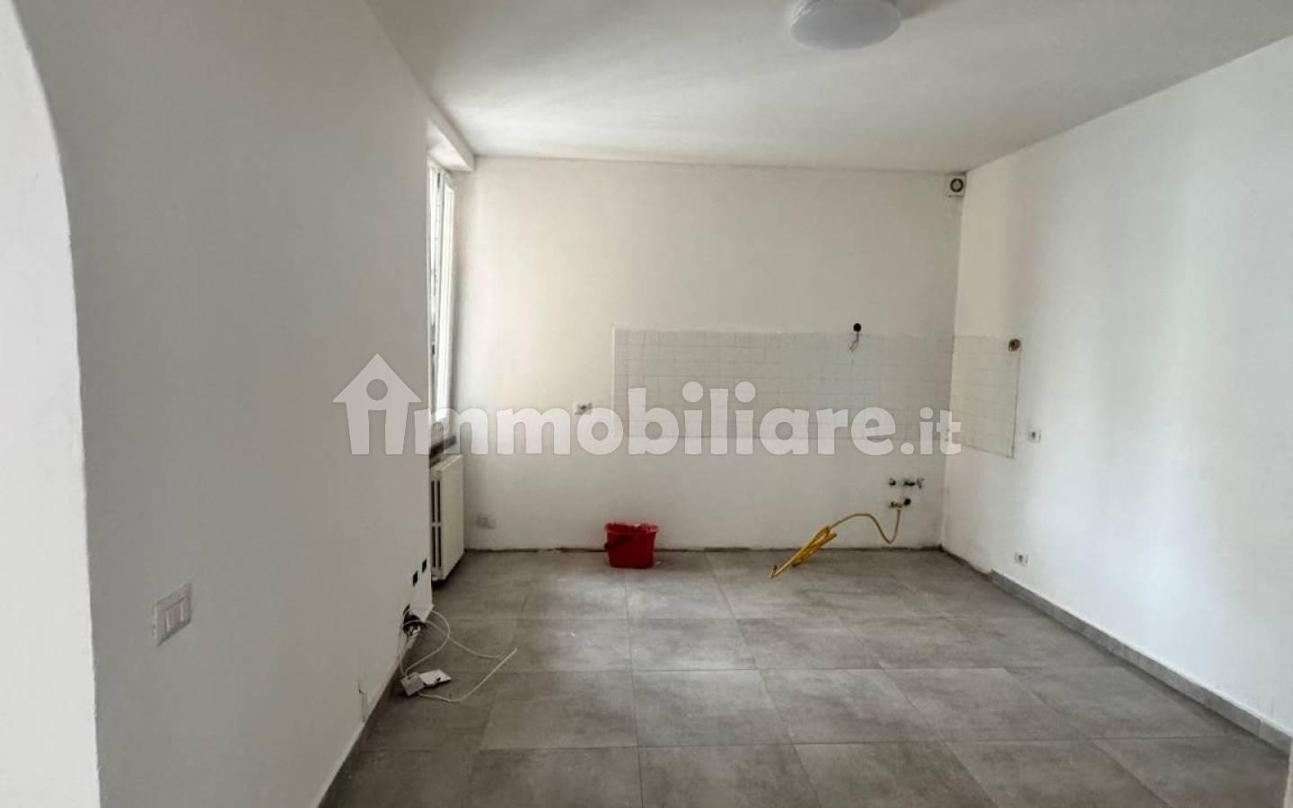 Trilocale via Viscontina 12, Centro Storico, Voghera