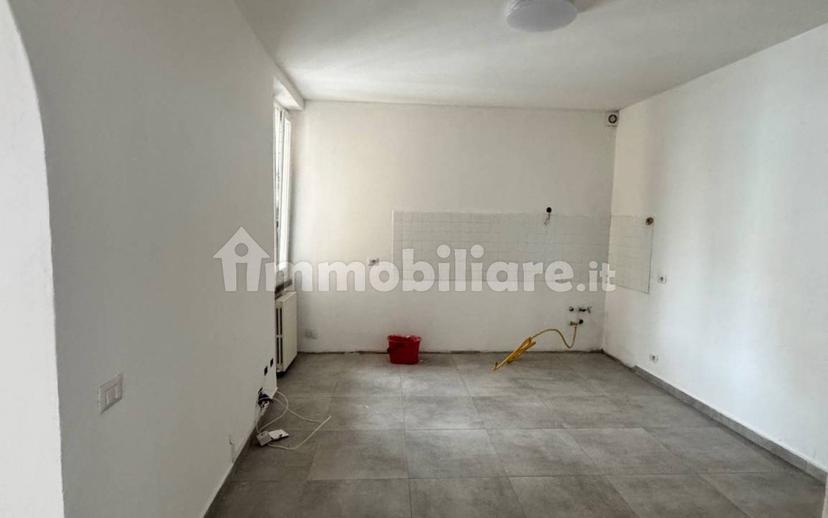 Trilocale via Viscontina 12, Centro Storico, Voghera