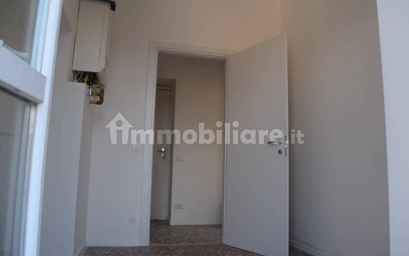 Trilocale piazza San Francesco 31, Centro, Luino — foto 10 di 11