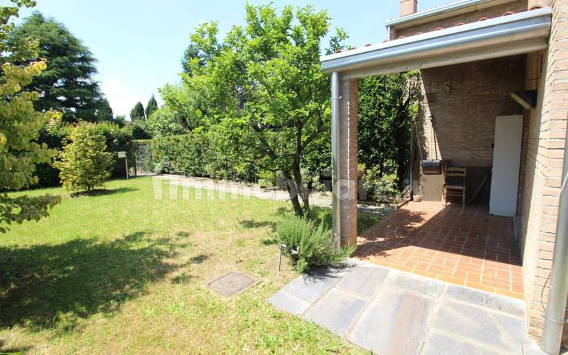 Villa a schiera via Ugo Foscolo, Centro, Lomazzo