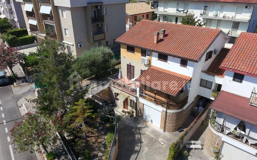 Villa bifamiliare via Raffaello Sanzio, San Vito Chietino — foto 2 di 35