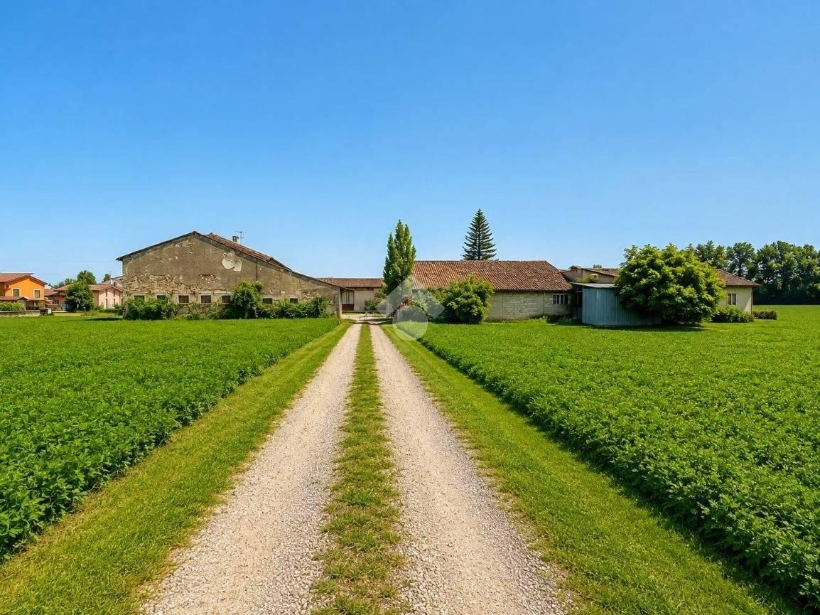 Rustico, da ristrutturare, 700 m², Centro, Castel Goffredo