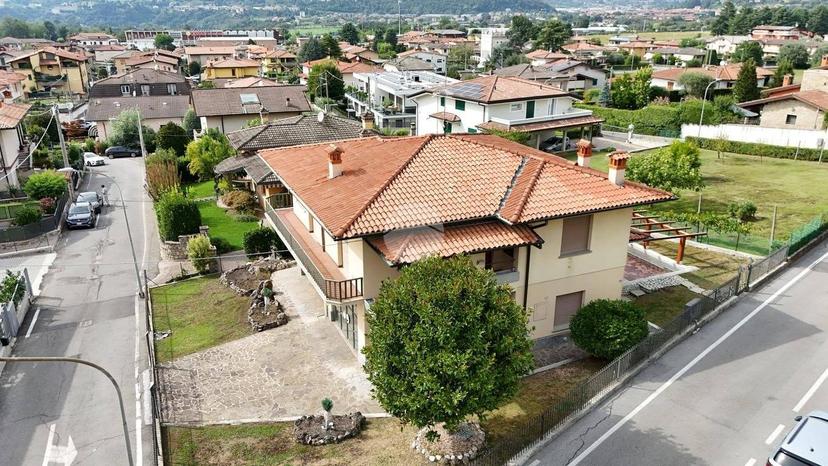 Villa unifamiliare via Dante Alighieri 21, Capriolo — foto 2 di 22