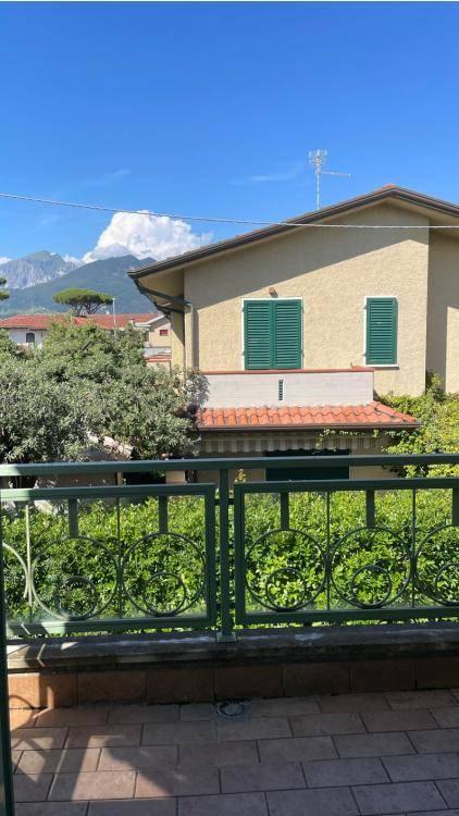 Trilocale via Enrico Mattei 6, Marina di Massa Centro, Massa — foto 3 di 10