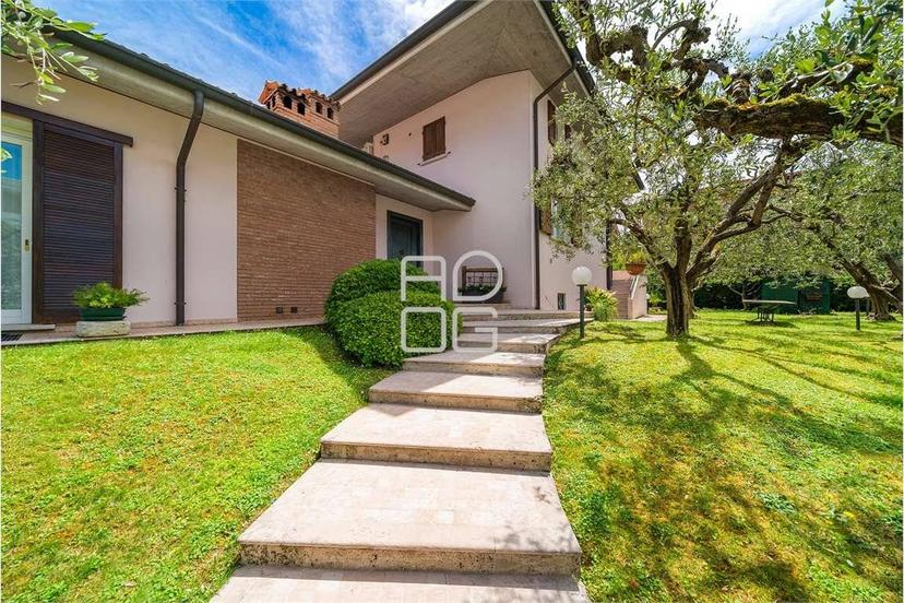 Villa unifamiliare via Marconi, Desenzano Centro, Desenzano del Garda — foto 2 di 46