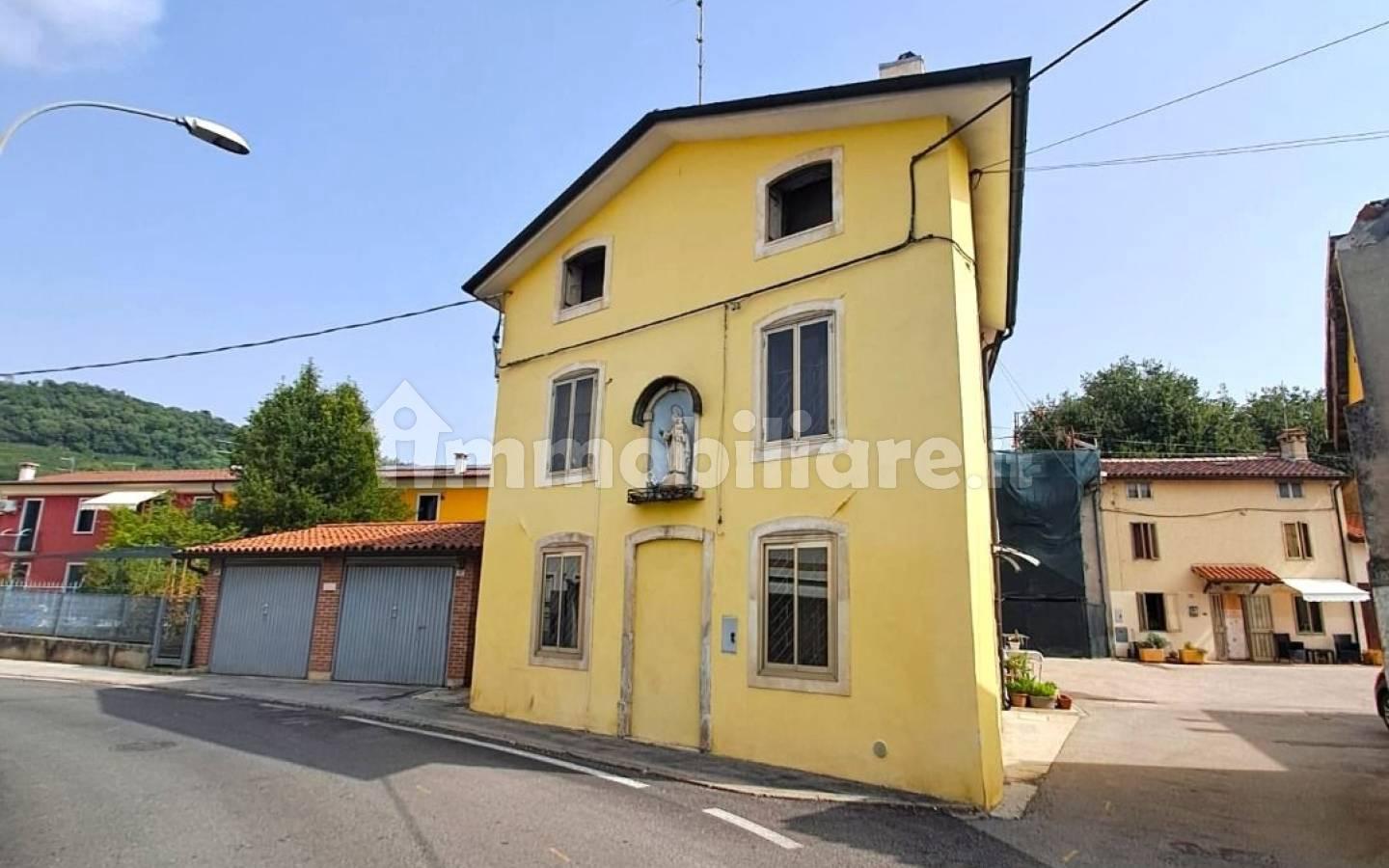 Villa a schiera via Aldo Moro, Montecchio Maggiore Alte Ceccato, Montecchio Maggiore