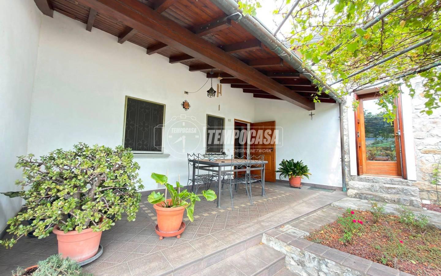 Villa unifamiliare via Calchere, Centro, Tavernola Bergamasca
