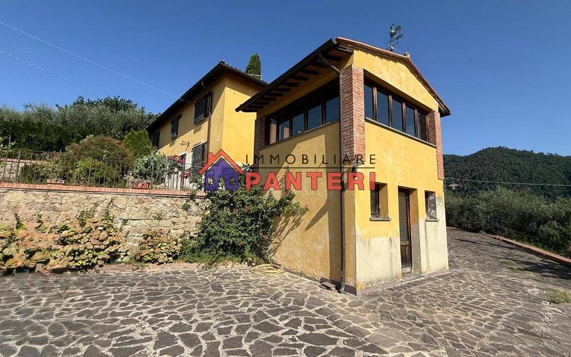 Casa colonica via del Monte Est, Collodi, Ponte all'Abate, Monte a Pescia, Pescia