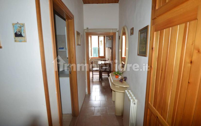 Appartamento da ristrutturare, secondo piano, Poggio San Marcello