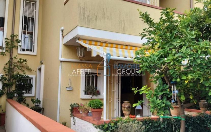 Villa a schiera via Arezzo 65, Marina di Massa Centro, Massa