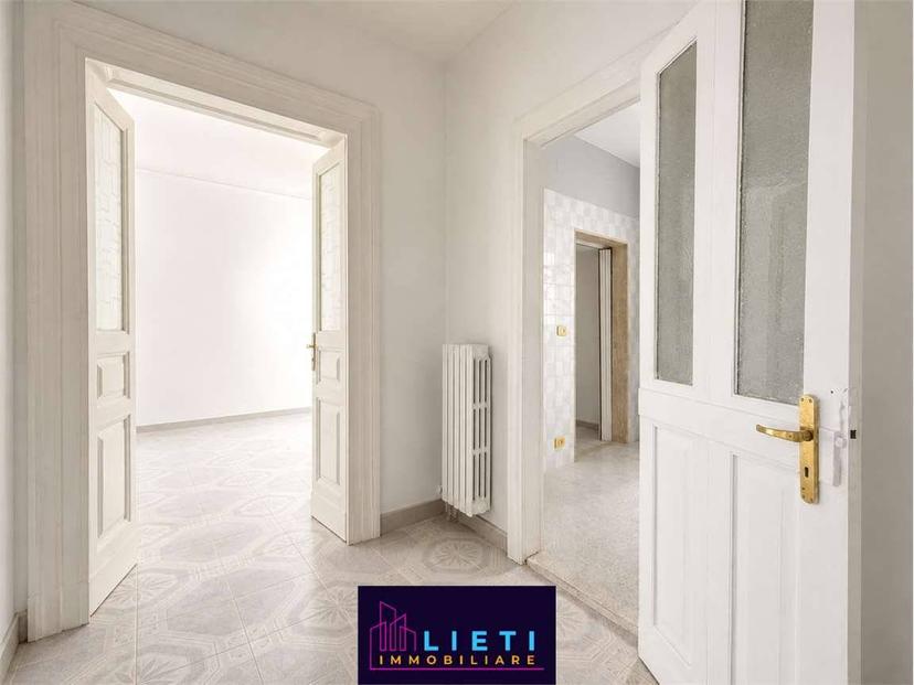 Trilocale via Mazzini, 32, Borgo, Taranto