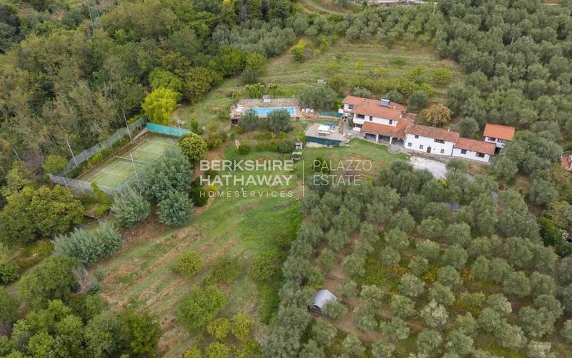 Villa unifamiliare, da ristrutturare, 357 m², Camaiore — foto 2 di 46