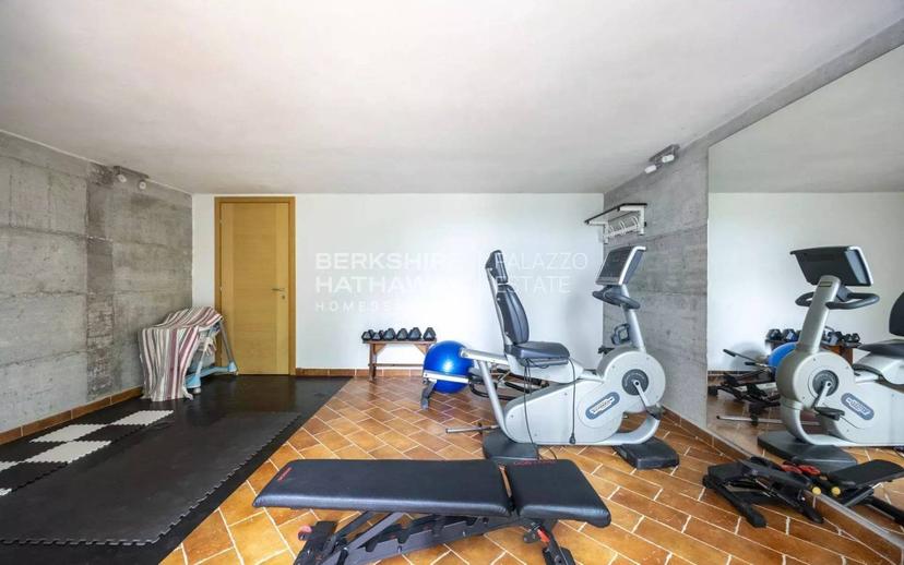 Villa unifamiliare, da ristrutturare, 357 m², Camaiore