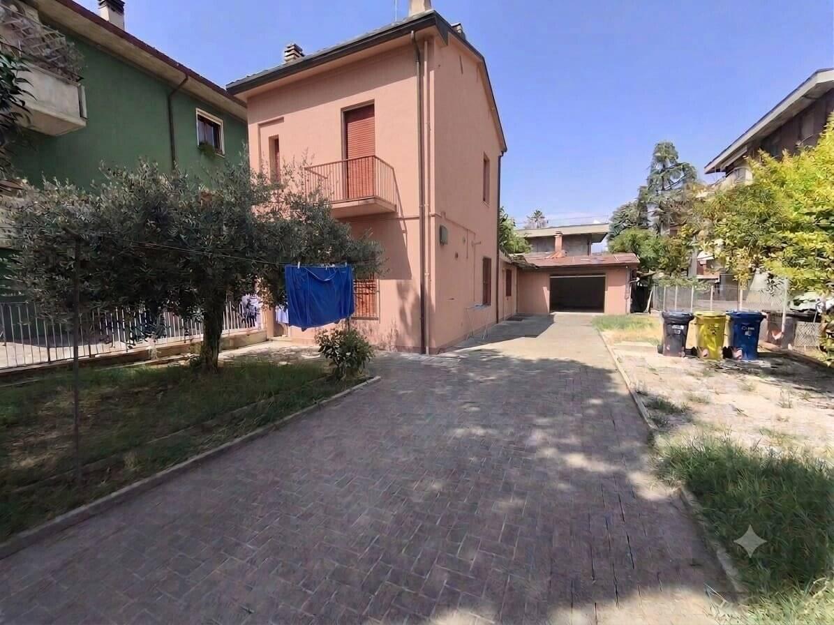 Villa unifamiliare viale Fratelli Spazzoli, Stadio, Forlì