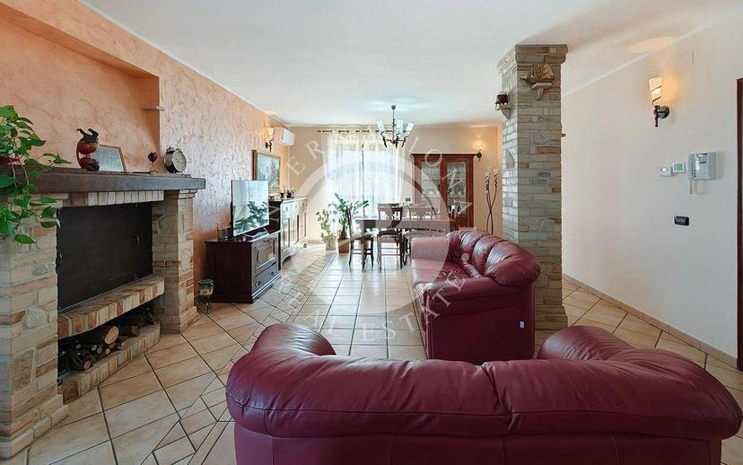 Casale, ottimo stato, 330 m², Montalto delle Marche — foto 18 di 32