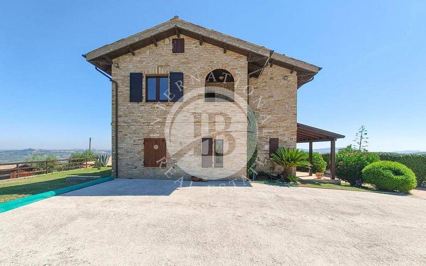 Casale, ottimo stato, 330 m², Montalto delle Marche — foto 3 di 32