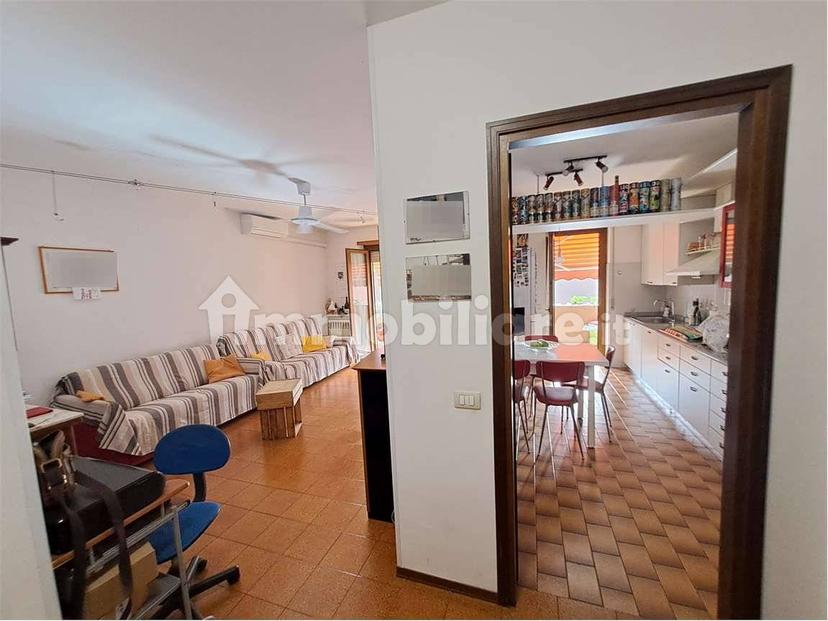 Appartamento via cavour, 4/D, Castel d'Azzano — foto 4 di 35