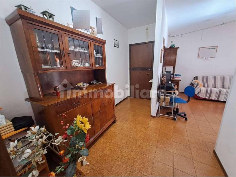 Appartamento via cavour, 4/D, Castel d'Azzano — foto 2 di 35