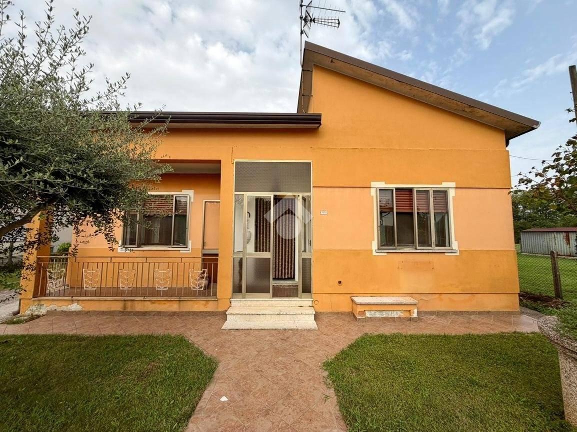 Villa unifamiliare via IV Novembre 125, Santa Maria D'adige, Vescovana