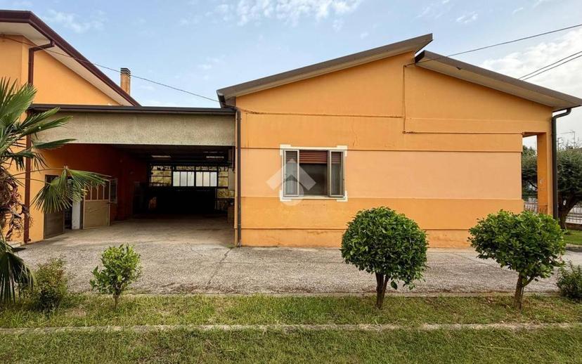 Villa unifamiliare via IV Novembre 125, Santa Maria D'adige, Vescovana — foto 2 di 19