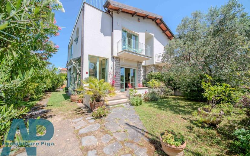 Villa bifamiliare via Giosuè Carducci, Lido di Camaiore, Camaiore — foto 16 di 34