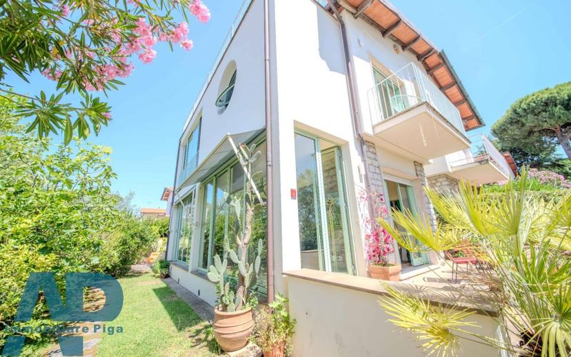 Villa bifamiliare via Giosuè Carducci, Lido di Camaiore, Camaiore — foto 3 di 34