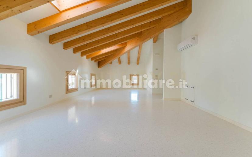 Attico via Giuseppe Mazzini 39, Centro Storico, Pordenone — foto 21 di 35