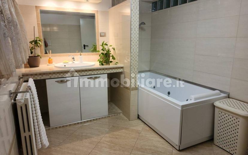 Villa bifamiliare via Antonio Gramsci 11, Centro, Rolo — foto 3 di 25