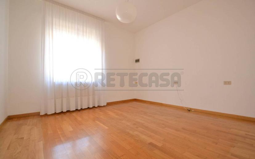 Appartamento via 7 Martiri, Centro, Valdagno — foto 2 di 14