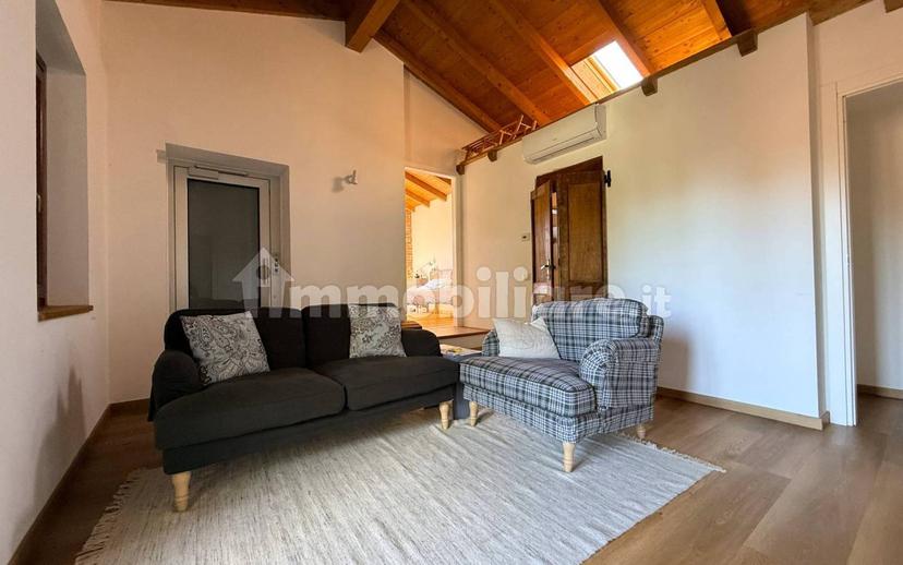 Villa unifamiliare, ottimo stato, 237 m², Oleggio Castello — foto 2 di 15