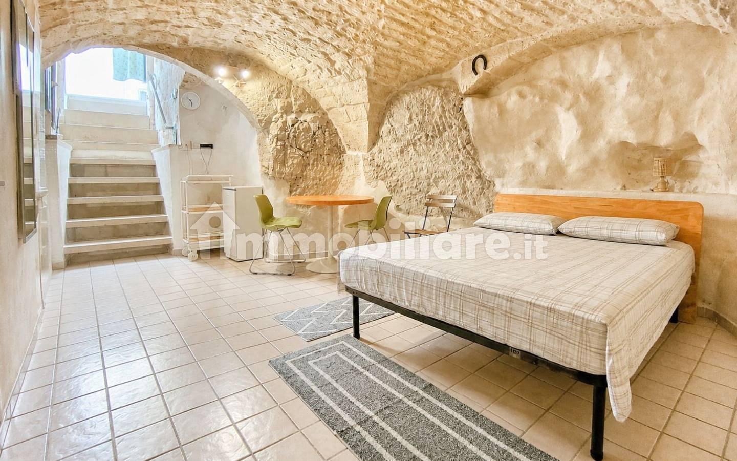 Monolocale viale Francesco Crispi 11, Via Ludovico, Corso Umberto I, Vittorio Emanuele, Ostuni