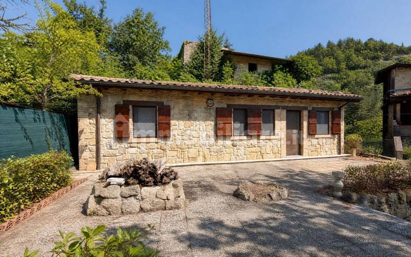 Casale frazione Uscerno, Montegallo — foto 14 di 18