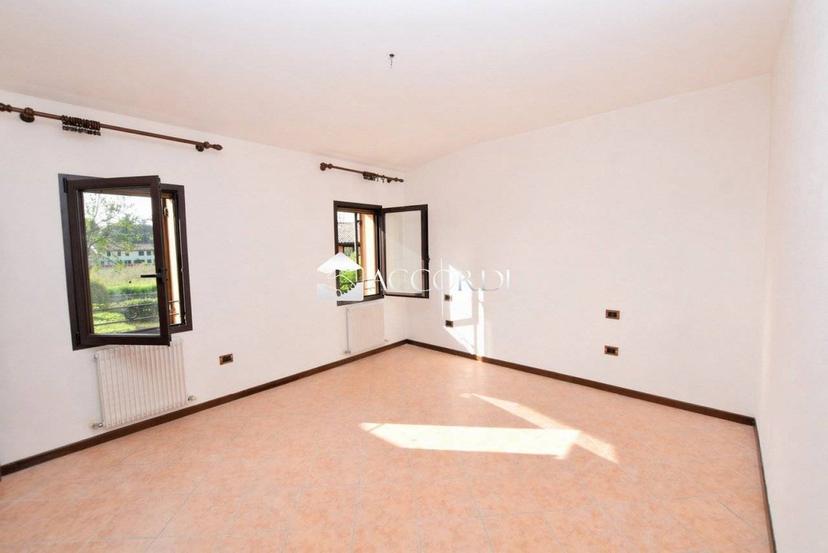 Villa a schiera 4 locali, buono stato, Giavera del Montello — foto 3 di 26