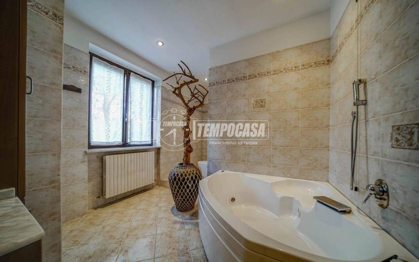 Villa unifamiliare via Galliano 21, Centro, Carnago — foto 10 di 41